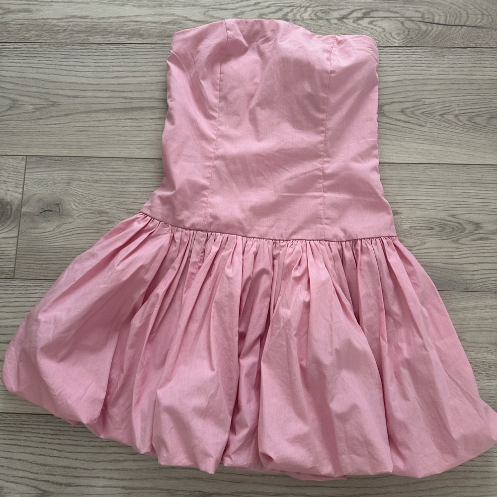 Abercrombie and Fitch women’s Pink Strapless Bubble Hem Mini Dress
New with tags
